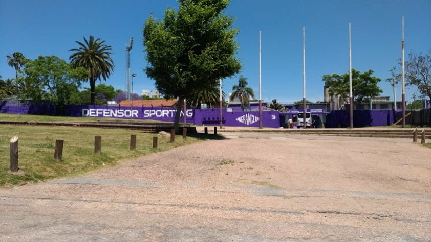 Já um pouco mais velho, Piquerez foi jogar na base do Defensor e começou profissionalmente no Estádio Luiz Franzini, que fica na região do Parque Rodó, em Montevideú.
