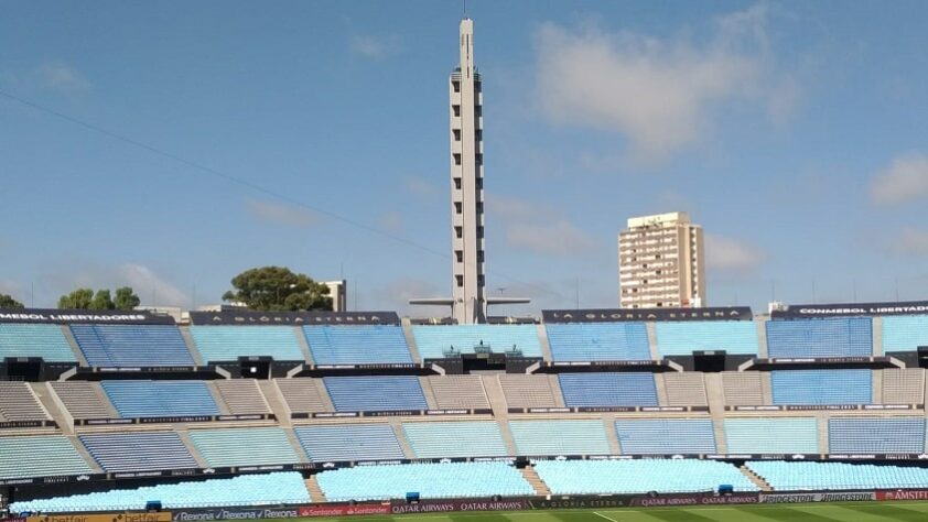 A imponente Torre Olímpica vista de dentro do estádio.