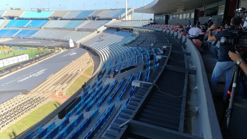 Detalhe das arquibancadas e da tribuna de imprensa. Todos os lugares com cadeira.