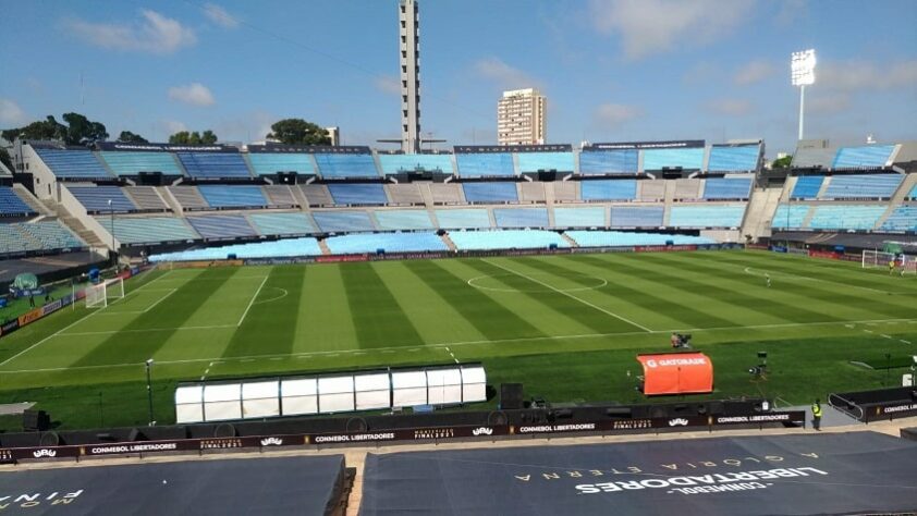 Gramado parece estar em ótimas condições.