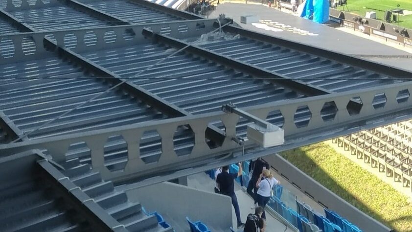 Cobertura para as cadeiras inferiores do estádio.