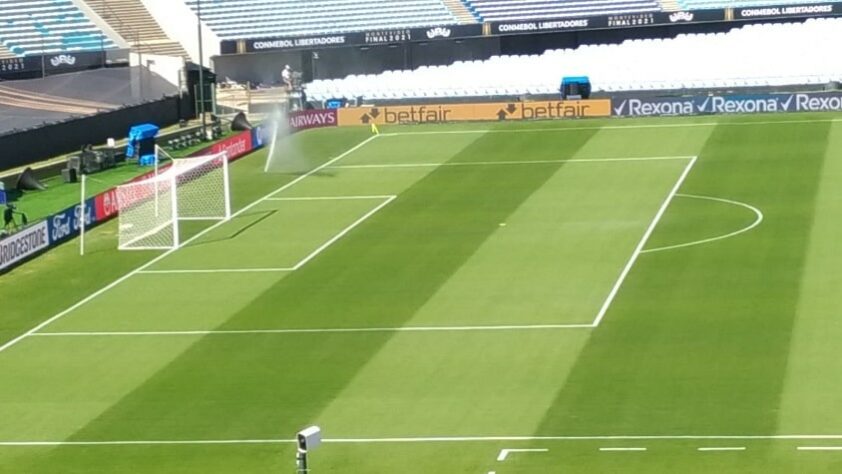 Para o reconhecimento dos gramado pelos clubes, a organização molhou o gramado.