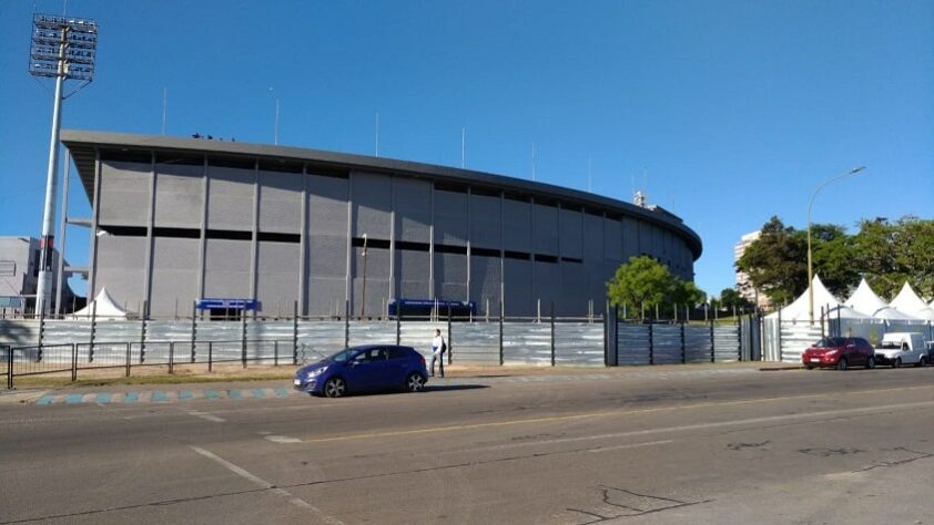 Para essas finais continentais, a Conmebol usou tapumes em todo o entorno do estádio, o que dificulta qualquer ângulo de visão fora dele.