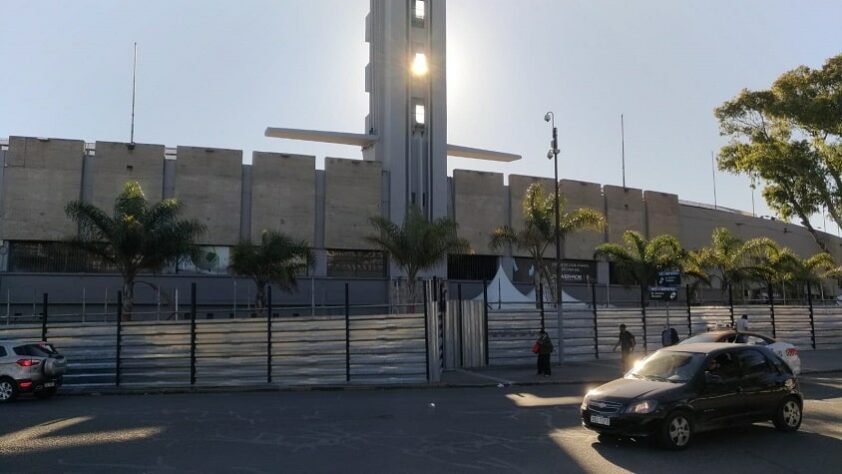 Torre olímpica do lado de fora. É uma das poucas atrações do estádio que se pode ver por fora.