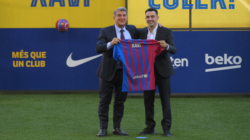 FECHADO - Xavi foi apresentado como novo técnico do Barcelona diante de 10 mil torcedores que estiveram presentes no Camp Nou.