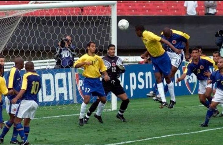 Nesta quinta-feira (11), às 21h30, a Seleção Brasileira enfrenta a Colômbia pelas Eliminatórias para a Copa do Mundo, na Neo Química Arena. O último confronto entre brasileiros e colombianos na cidade de São Paulo terminou com vaias da torcida no Morumbi, em jogo pegado, com muitos cartões. Roque Júnior, aos 47 do segundo tempo, fez o único gol da partida. Relembre como foi a escalação do Brasil na última vez em que a Seleção encarou a Colômbia jogando em São Paulo.