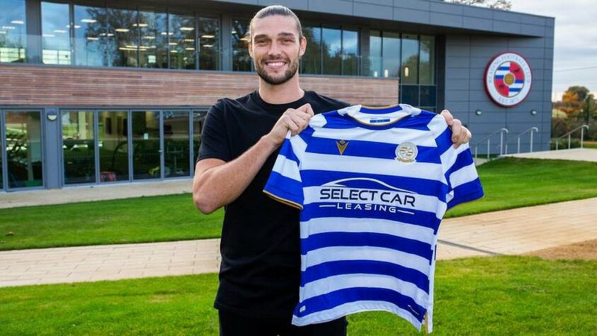 FECHADO - O Reading anunciou a chegada do atacante Andy Carroll ao clube na tarde desta segunda-feira. O contrato assinado é de curto prazo e se encerra na metade de janeiro de 2022.