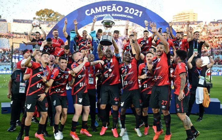10º lugar (empate entre dois clubes): Athletico-PR: O Furacão tem três títulos internacionais (duas Copa Sul-Americana, em 2018 e 2021, e uma Copa Levain, em 2019).