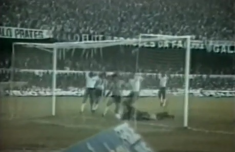 1985 - O Galo mesclou gerações ao disputar a semifinal contra o Coritiba. João Leite, Nelinho, Jorge Valença e Paulo Isidoro seguiam no clube, mas havia novidades como o meio-campista Elzo e o ataque formado por Sérgio Araújo e Edivaldo. No entanto, a frustração continuou a rondar a área atleticana. A equipe sofreu uma derrota por 1 a 0 para o Coxa, devido ao gol de Heraldo. No jogo no Mineirão, o Atlético-MG se empenhou e até houve uma jogada na qual o time da casa ficou na bronca. Gomes desviou, mas o goleiro Rafael pegou a bola e os atleticanos disseram que ele não evitou o gol. Porém, a arbitragem mandou seguir, o empate em 0 a 0 persistiu e a equipe paranaense carimbou a vaga para a final do Brasileiro.