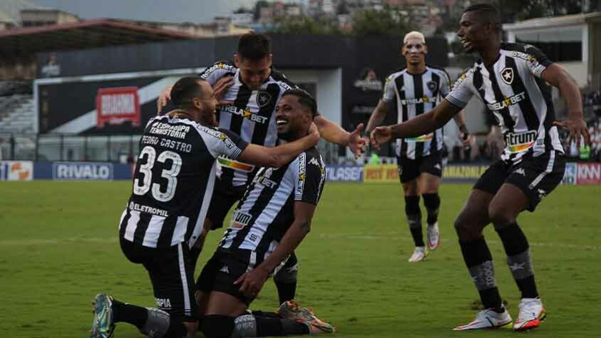 1° - Botafogo (62 pontos) - 34 jogos - Chance de título: 74% - Acesso à Série A: 99,97% - Rebaixamento: 0%.