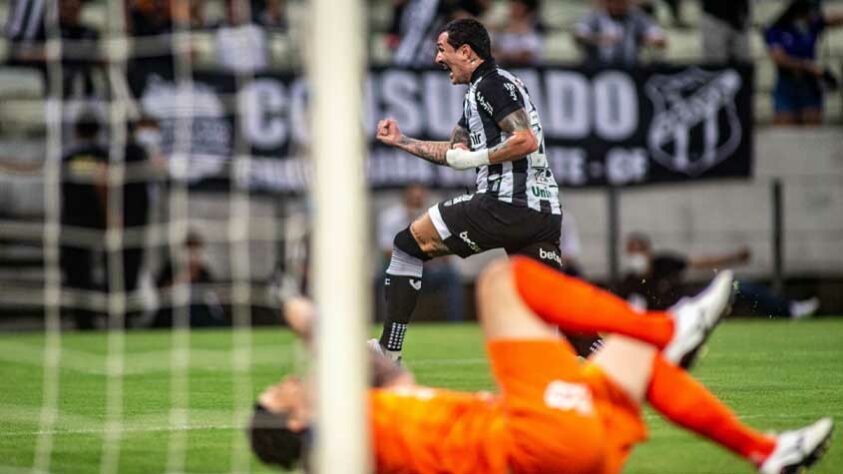 Em jogo válido pela 35ª rodada do Campeonato Brasileiro, o Corinthians foi derrotado por 2 a 1 pelo Ceará, na noite desta quinta-feira, no Castelão, em Fortaleza, em um jogo no qual Cássio e João Pedro falharam nos gols dos donos da casa. Mesmo assim, a equipe permaneceu no G4 do Brasileirão ao contar com uma derrota do Fortaleza em outro jogo da noite. (Confira a seguir as notas dos jogadores corintianos - Redação LANCE!)