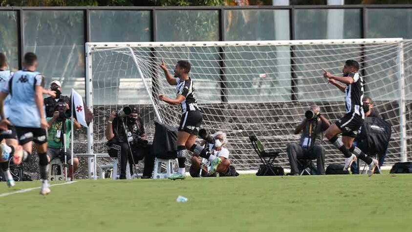 O Botafogo não tomou conhecimento do Vasco e saiu de campo com uma goleada por 4 a 0, neste domingo (7), em São Januário. Marco Antônio (2), Rafael Navarro e Diego Gonçalves garantiram a goleada que levou o Glorioso à liderança da Série B. Veja as atuações do LANCE! para a equipe. Por Vinícius Faustini (faustini@lancenet.com.br)