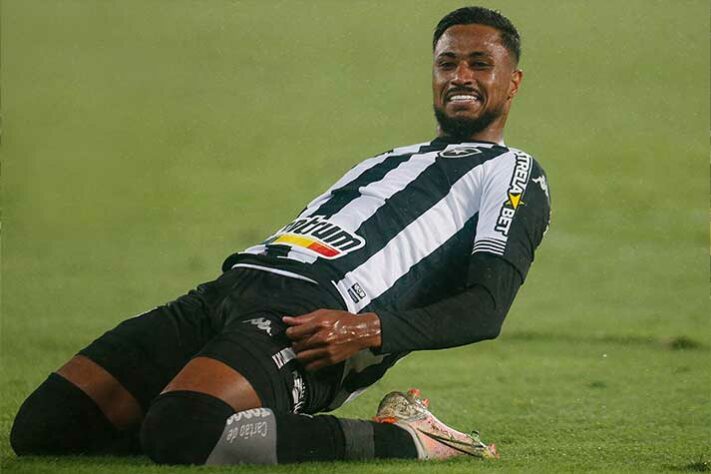 O Botafogo venceu o Confiança por 1 a 0, no Nilton Santos, pela 33º rodada da Série B. A jogada do gol da vitória veio dos pés dos três jogadores que entraram no segundo tempo - Oyama, Warley e Diego Gonçalves. O LANCE! traz as notas e os destaques da partida. Por Tiago Tassi (tiagomontes@lancenet.com.br).