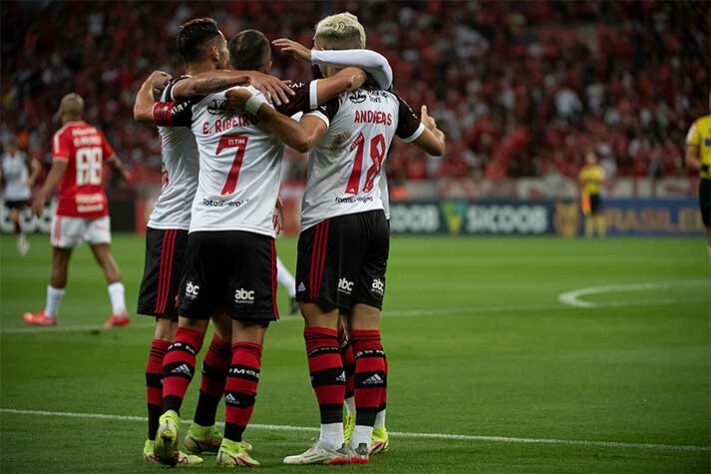 O Flamengo continua vivo na disputa pelo título do Campeonato Brasileiro. No Beira-Rio, o Rubro-Negro venceu o Internacional por 2 a 1, na noite deste sábado, pela 34ª rodada. Gabi e Andreas Pereira marcaram os gols da vitória. Confira as notas do LANCE!. (Por Rodrigo da Costa - redacao-rj@lancenet.com.br) 