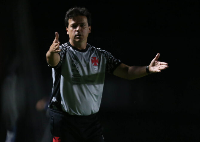 O técnico Fernando Diniz (foto) foi demitido do Vasco na última quinta-feira. O Cruz-Maltino, agora, se volta ao mercado em busca de um novo treinador. Veja aqui diversos técnicos brasileiros que estão livres no mercado. (A lista não inclui o recém-demitido Fernando Diniz)