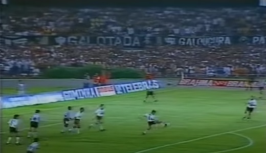 1994 -  Os atleticanos tinham um time aguerrido, com nomes como o zagueiro Adilson, o lateral Paulo Roberto Prestes, os meias Éder Lopes e Darci e o veterano Éder Aleixo. Após passar de fase, o time comandado por Levir Culpi  despachou o Botafogo nas quartas. Na semifinal, o Atlético-MG teve um início promissor graças a um destaque xará de ídolo do clube. O jovem Reinaldo, então com 18 anos, marcou os três gols na vitória por 3 a 2 sobre o Corinthians (Branco e Marcelinho Carioca marcaram os gols corintianos no duelo). Mas a equipe foi eliminada no jogo seguinte. Marcelinho rolou cobrança de falta e Branco bateu rasteiro, vencendo o goleiro Humberto. 