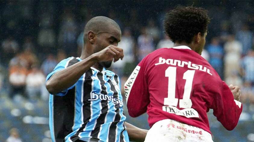 Internacional e Grêmio em 2004: campeão gaúcho em 2004, o Internacional não foi brilhante no Brasileirão, terminando na 7ª posição, mas viu o Imortal ser rebaixado naquela edição do campeonato.