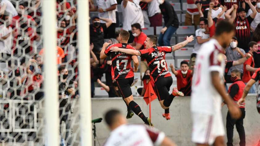 SOBE: Nikão, David Terans e Abner foram os responsáveis pelos principais lances de ataque do Athletico, que cresceu após o intervalo e conseguiu o empate, já nos acréscimos, após minutos de pressão. DESCE: O descontrole de Renato Kayzer só não custou caro ao Furacão pois o árbitro voltou atrás da decisão de campo e não o expulsou após agressão a Léo Pereira. E o atacante, depois, marcou o primeiro gol do Athletico.