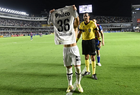 Marcos Leonardo entrou no segundo tempo e sua estrela brilhou. O jovem atacante marcou os dois gols do Santos na vitória por 2 a 0 contra o Fortaleza, na noite desta quinta-feira, na Vila Belmiro. Tentos que podem ter selado a permanência do Peixe na Série A do Brasileirão. Confira as notas dos santistas no LANCE! (por Diário do Peixe)