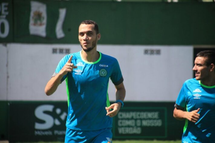 Neto (36 anos) - Se aposentou do futebol por não conseguir retomar a forma física e hoje é um dos diretores da Chapecoense.