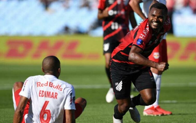 ESQUENTOU - Ídolo do Athletico, o atacante Nikão é o principal assunto nos bastidores do clube paranaense, que faturou a Sul-Americana no último fim de semana. O contrato do jogador se encerra em dezembro e, até o momento, o acordo não foi renovado, fato que deixa a torcida preocupada. Diante do interesse de outros clubes em Nikão, o Athletico não desistiu do negócio e ainda vai buscar a renovação.