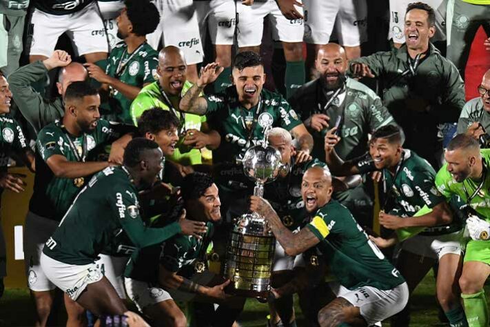 O Palmeiras é tricampeão da Libertadores! O Verdão conquistou a Liberta 2021 ao vencer o Flamengo por 2 a 1, em Montevidéu (URU). A caminhada na competição teve goleadas, vitórias fora do Brasil, rivais brasileiros sendo derrubados e Deyverson terminando como herói. Veja galeria com todos os jogos do Verdão na campanha do título!