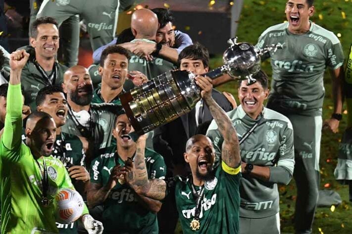 Os jogadores do Palmeiras celebram o título.