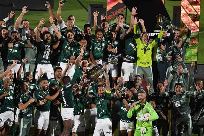 Os jogadores do Palmeiras celebram o título.