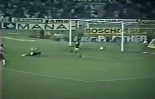 Mesmo em vantagem na semifinal, o Galo comandado por Telê Santana, não manteve o pique. Bebeto fez o gol da vitória por 1 a 0 do Flamengo no Maracanã. Já no Mineirão, Zico e Bebeto abriram vantagem para o Fla. Chiquinho e Sérgio Araújo chegaram a levar o Atlético a uma reação. Porém, o recém-demitido técnico rubro-negro Renato Gaúcho (cortado por Telê Santana da Seleção na Copa de 1986) deu uma arrancada, driblou o goleiro e selou a ida do Flamengo para a final, com a vitória por 3 a 2.