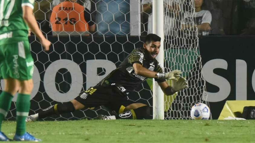 O Santos jogou mal, mas conseguiu vencer a Chapecoense na Vila Belmiro, por 2 a 0, na noite desta quarta-feira, e subiu na tabela do Brasileirão. O goleiro João Paulo acabou sendo o destaque do Peixe na partida. Confira as atuações dos atletas santistas no LANCE! (por Diário do Peixe).