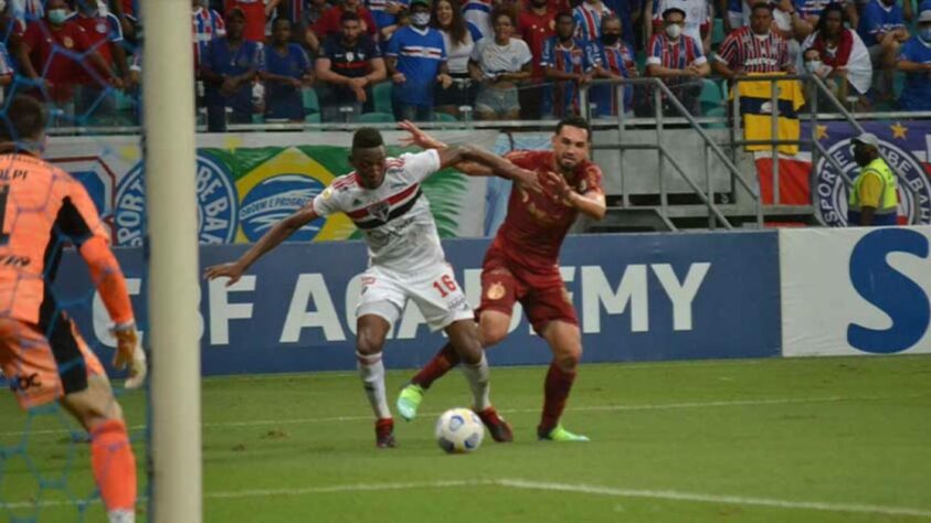 Em jogo válido pela 30ª rodada do Brasileirão-2021, o São Paulo perdeu para o Bahia na arena Fonte Nova pelo placar de 1 a 0. O ataque Tricolor não levou perigo na maior parte da partida e a defesa falhou no lance decisivo. Confira as notas do São Paulo no LANCE! (por Redação São Paulo) 