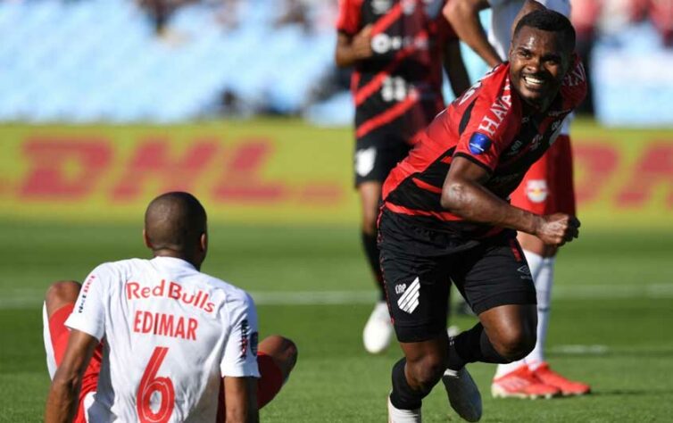 Em final brasileira, o Athletico se tornou o primeiro brasileiro bicampeão da Sul-Americana ao derrotar o Bragantino; Nikão marcou o gol do título e único da partida