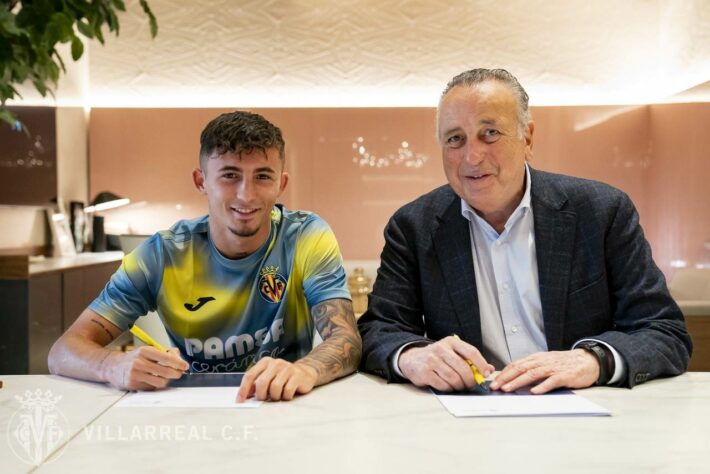 FECHADO - O Villarreal anunciou a renovação do contrato da jovem promessa Yeremi Pino até junho de 2027.