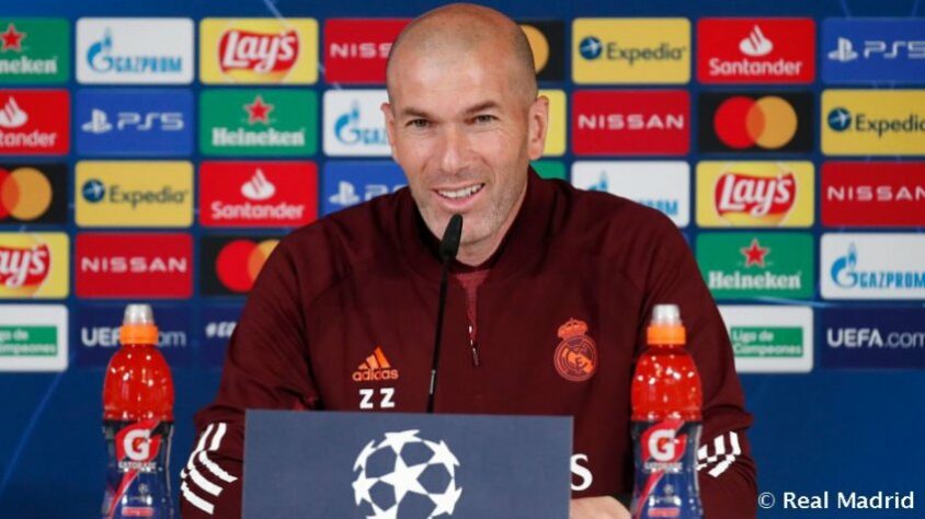 ESFRIOU - Apesar da enorme pressão em cima de Pochettino e da força do nome de Zidane rondando o PSG, o diretor esportivo do clube, o brasileiro Leonardo, se pronunciou sobre o assunto de maneira contundente para diminuir as especulações de uma possível reunião para o acerto com o novo treinador. "Temos muito respeito por Zidane, pelo que ele fez como jogador e como treinador. Mas posso dizer claramente que não há contatos com Zidane e que não aconteceu nenhum encontro. É ridículo imaginar que um tivemos um encontro com Zidane num grande hotel, em Paris".