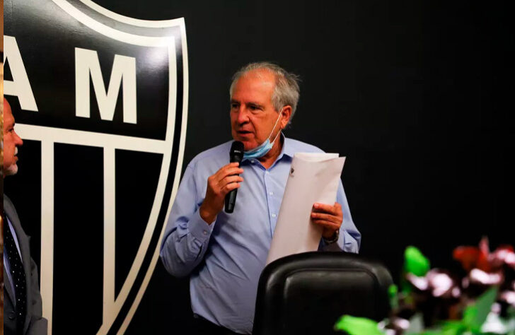 NEGOCIANDO - O Atlético-MG emitiu um comunicado para tentar tranquilizar o seu torcedor sobre quem será o próximo treinador do clube.  A equipe mineira tenta fechar negócio com Jorge Jesus e também negocia com outro português, Carlos Carvalhal. Ambos seguem no radar do Galo. Na nota, o time mineiro afirmou que o treinador para 2022 será conhecido perto do retorno do dia, no próximo dia 17 de janeiro, segunda-feira.