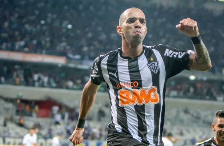 Em 2009, DIEGO TARDELLI fez 19 gols e foi um dos artilheiros do Brasileirão.