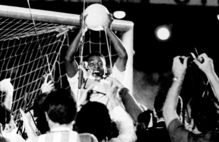 Pelé conciliou as gravações de "Os Estranhos" com o desafio de levar o Santos ao título do Campeonato Paulista de 1969. Em 19 de novembro daquele ano, ainda chegaria ao seu milésimo gol na carreira.