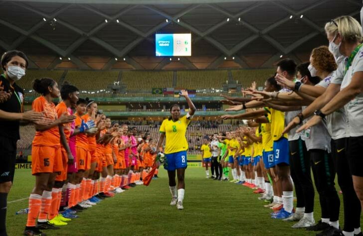 A goleada por 6 a 1 sobre a Índia marcou o fim de ciclo de FORMIGA. A meio-campista se despediu após 26 anos usando a camisa do Brasil, deixando um legado de 233 jogos, 37 gols marcados e da participação em duas medalhas de prata. Além de receber flores de Marta, a "Fu" foi reverenciada por atletas das duas seleções e por torcedores na Arena da Amazônia.