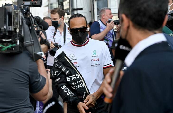 Hamilton chega no local da corrida.