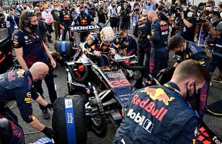 Max Verstappen e equipe.