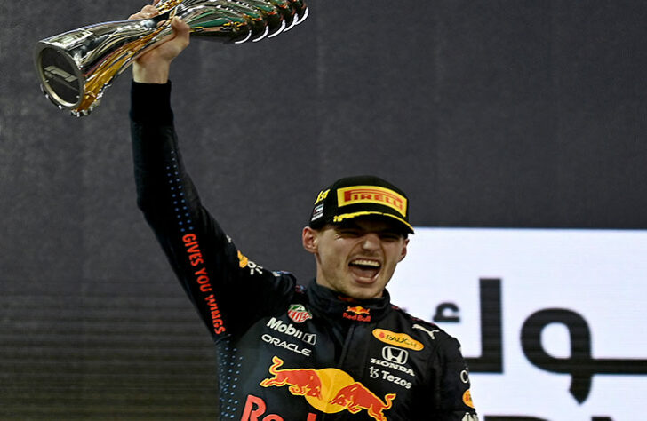 Em uma temporada histórica, com uma corrida final emocionante, Max Verstappen, da Red Bull, ultrapassou Lewis Hamilton, da Mercedes, na última volta, venceu o GP de Abu Dhabi e se sagrou campeão da Fórmula 1 pela primeira vez na carreira. Nesta galeria, confira as principais fotos deste dia histórico da Fórmula 1!