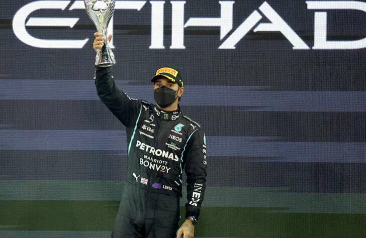 Hamilton ficou com o segundo lugar.