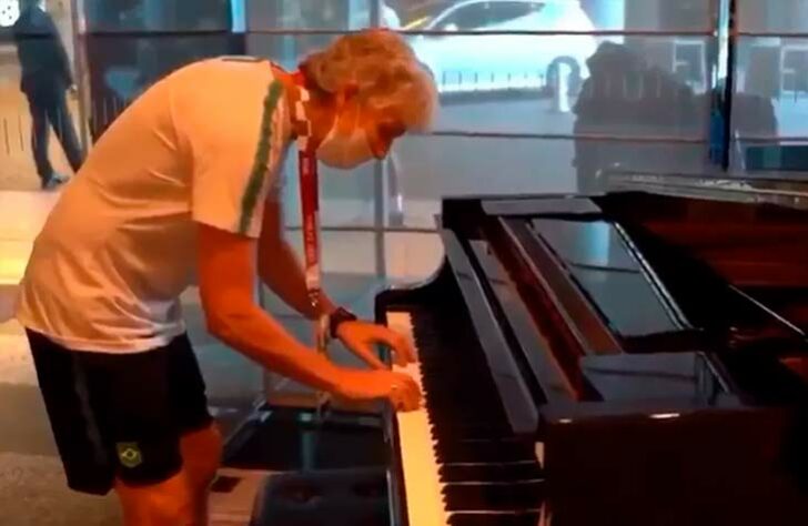 A técnica Pia Sundhage chamou atenção por um momento de descontração na Olimpíada de Tóquio: no saguão do hotel, a treinadora tocou ao piano a música "Anunciação", que é de autoria de Alceu Valença.