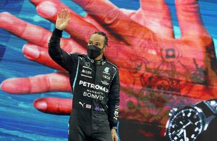 Hamilton, segundo colocado, agradece o apoio da torcida.