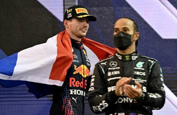 Max Verstappen e Lewis Hamilton no pódio.