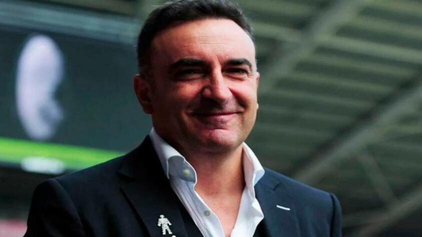 Carlos Carvalhal ganhou dois campeonatos como técnico: a Taça da Liga de Portugal, com o Sporting, e a Taça de Portugal, com o Braga, seu atual clube, cujo tem contrato até meados de 2022. Em conversa com o LANCE!, André Veloso, jornalista português, acredita que o treinador possa apostar em uma formação com três zagueiros no Brasil.