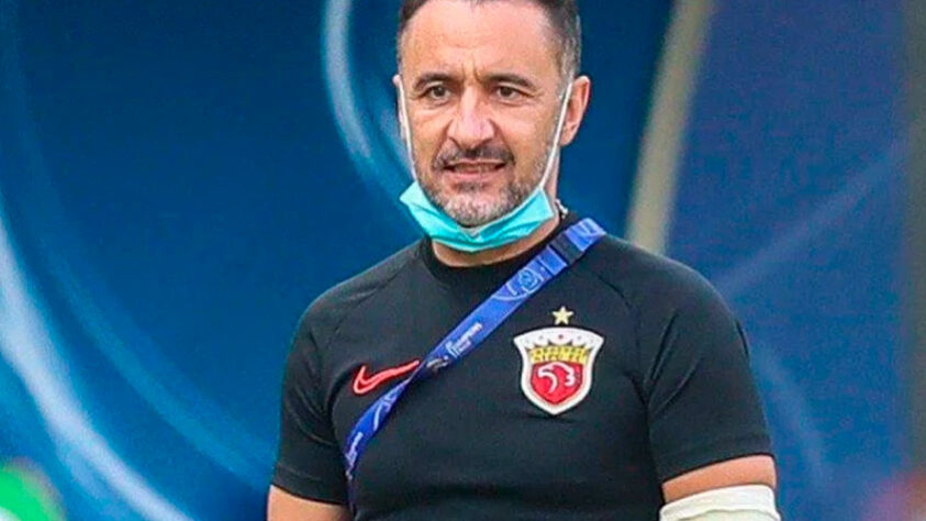 Vítor Pereira acabou de deixar o Fenerbahçe, da Turquia. Embora não tenha conquistado títulos por lá, tem sua história em Portugal, na Grécia e na China. Pelo Porto, ganhou dois Campeonatos Portugueses e duas Supercopas. Já no Olympiacos venceu os dois principais campeonatos locais. Pelo Shanghai, venceu o campeonato chinês e a Supercopa. Ele costuma adotar a formação com três zagueiros, especialmente o 3-4-3. 