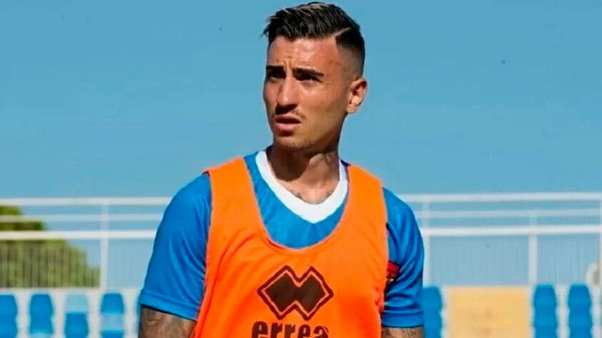 FECHADO! - Raúl Asencio, do Alcorcón, time da segunda divisão da Espanha, foi demitido do clube espanhol em decorrência do vídeo publicado pelo atleta nas redes sociais, em que aparece dirigindo distraído e acima da velocidade permitida na rodovia.