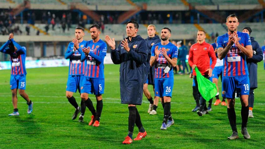 Catania - O Catania, tradicional clube da região da Sicília, da Itália, teve falência decretada, com uma dívida de 56 milhões de euros (cerca de R$ 285 milhões na cotação atual) e após não encontrar um comprador para arcar com os custos o clube será excluído da liga italiana e terá os resultados anulados. A equipe, que estava na Terceira Divisão, recomeçará do zero desde as divisões de futebol não profissionais. 