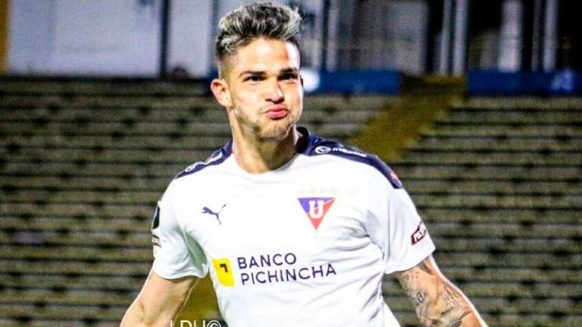  NO RADAR - O elenco do Vasco para 2022 pode ter mais um jogador estrangeiro: o atacante paraguaio Luis Amarilla, que pertence ao Vélez (ARG). Ele está no radar do Cruz-Maltino, que avalia as possibilidades para contratar o jogador de 26 anos. A informação foi publicada originalmente pelo canal "Atenção, vascaínos".